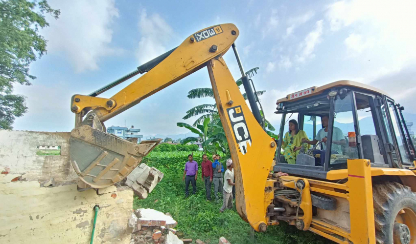 कैलालीको लम्कीचुहामा अतिक्रमित संरचनामाथि डोजर चल्यो